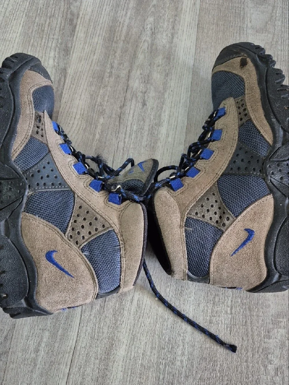 Nike Men's Brown and Blue Trail Boots with Lace-Up Support
